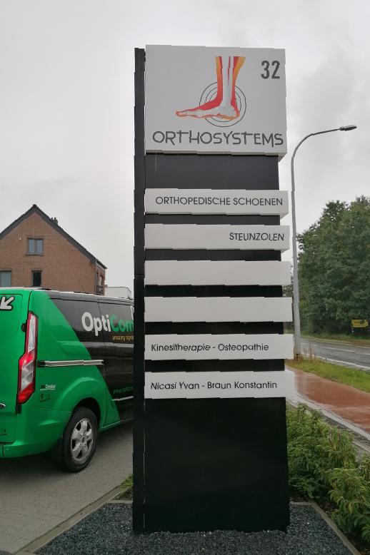 zuil met uitgewerkte lichtbakjes